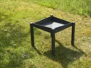 Přenosné ohniště s grilovacím roštem a opékací jehlou