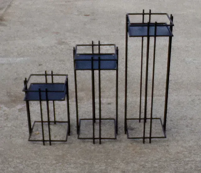 Trojice stojanů na květiny