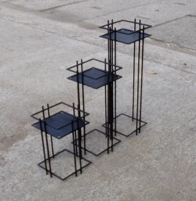 Trojice stojanů na květiny